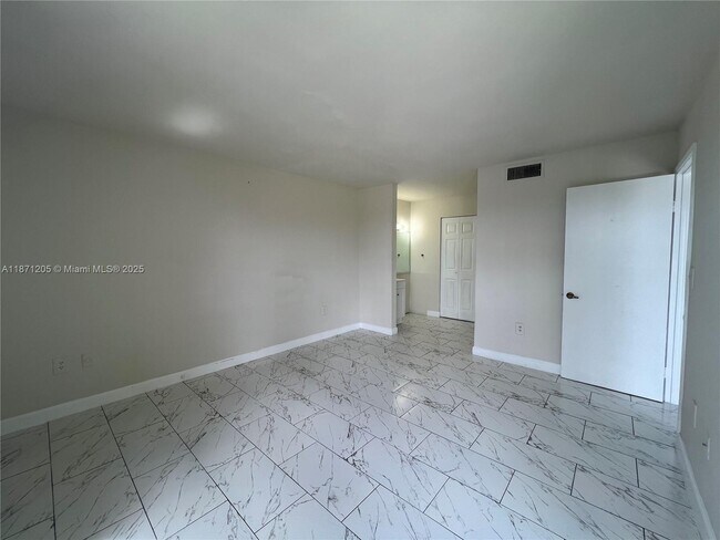 Building Photo - 480 W Park Dr