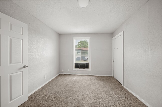 Building Photo - 1723 W 5th St