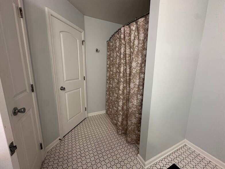 Building Photo - 9527 Acacia Psge