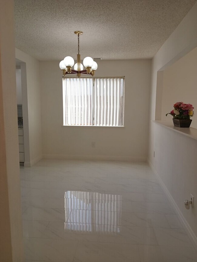 Building Photo - Stylish and Pet-Friendly 3-Bedroom Home in...