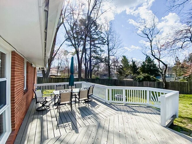 Building Photo - Immaculately Renovated 3 Bedroom 1.5 Bathr...
