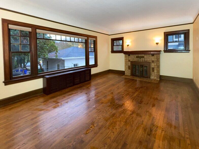 Living room has hardwood floors, coved ceilings, large windows with new blinds, picture rail molding - 3448 SW Canby St