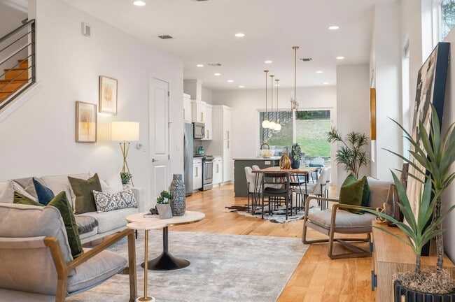 Building Photo - 1301 Cometa St