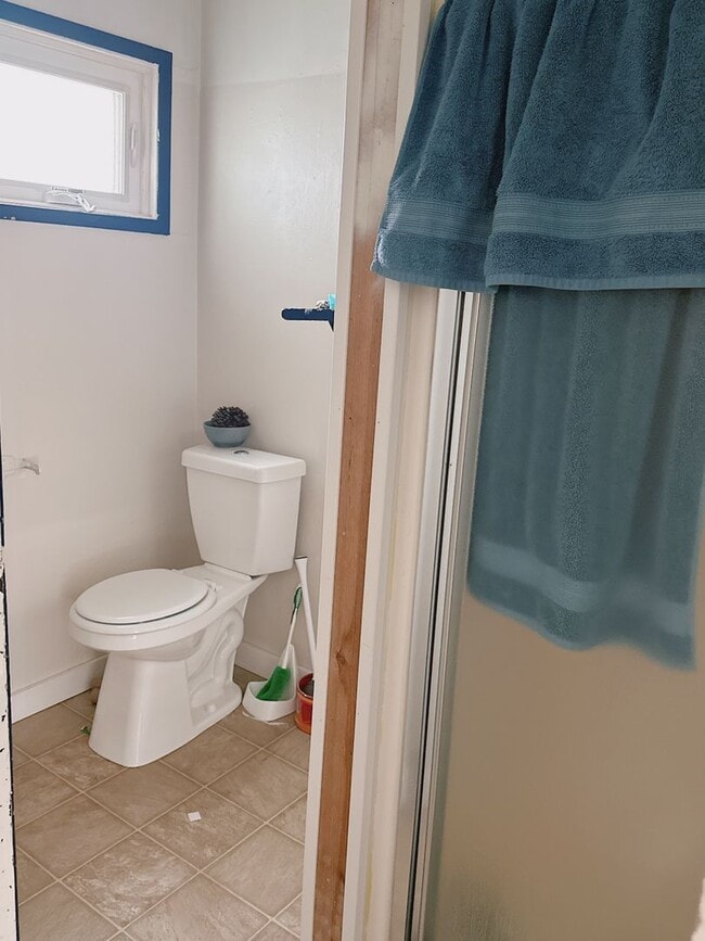 Building Photo - PRELEASING:  5 bdrm/3 bath on High Street!