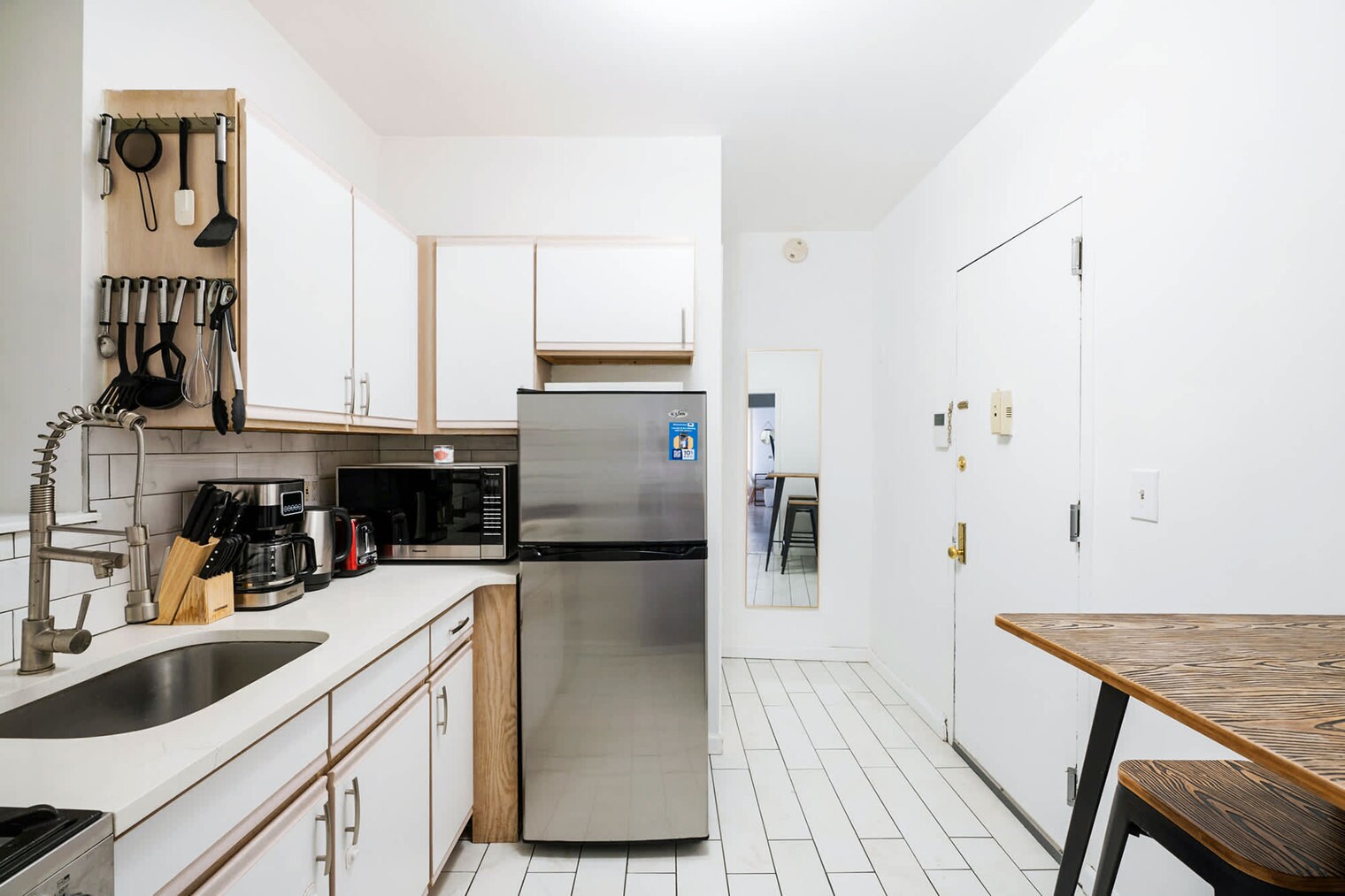 Building Photo - 428 W 47th St