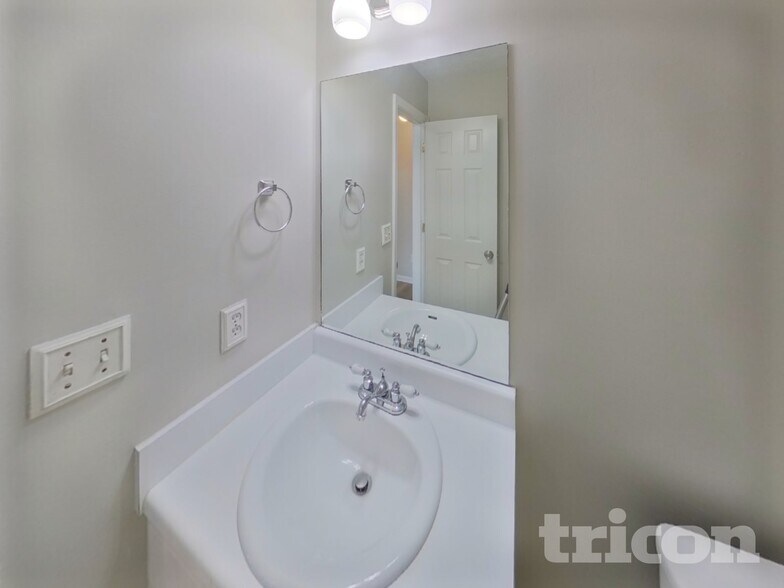 Building Photo - 1504 Riverglen Dr