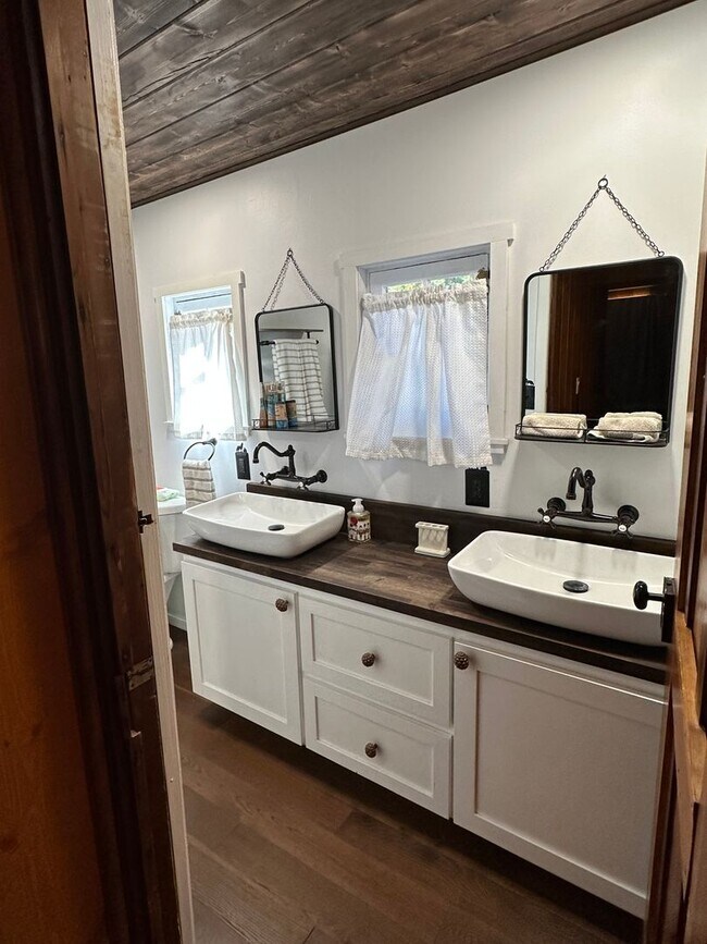 Building Photo - 3 Bedroom 1 Bath