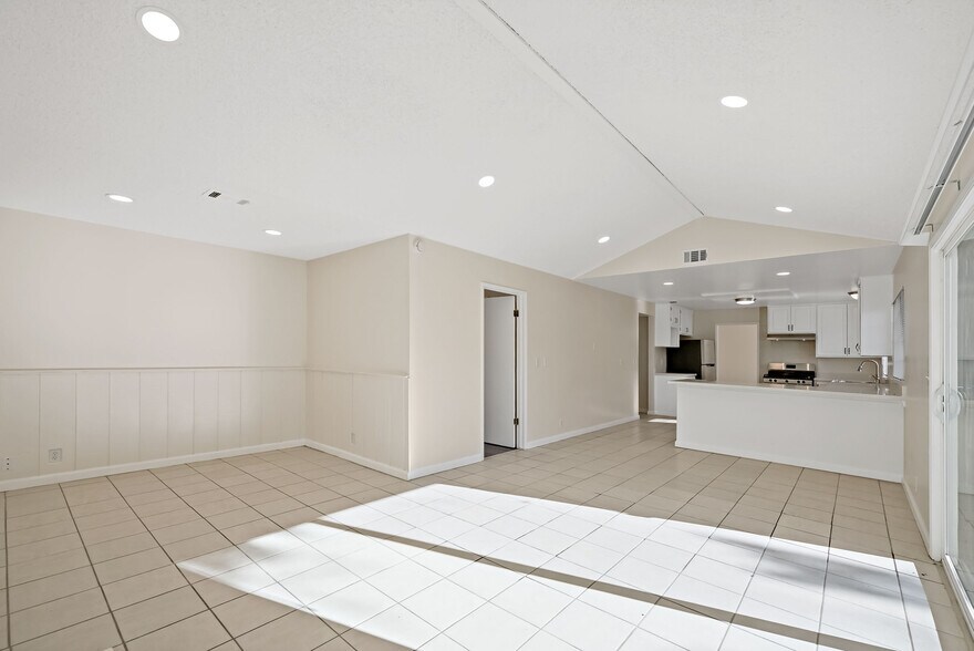 Building Photo - 490 N 5th St