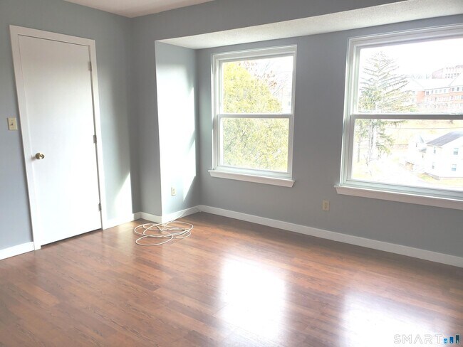 Building Photo - 137 Knowles Ave