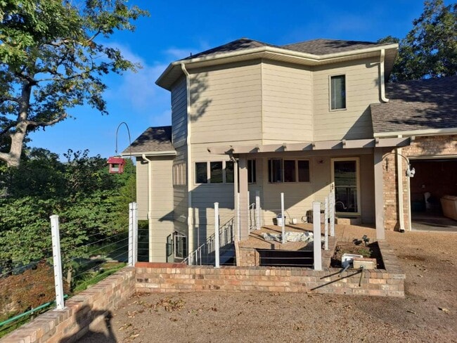 Building Photo - 11 Fairway Dr