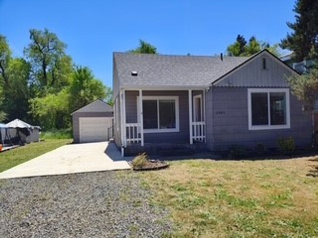 Building Photo - Adorable 2 Bedroom 1 Bath Single Story Hou...