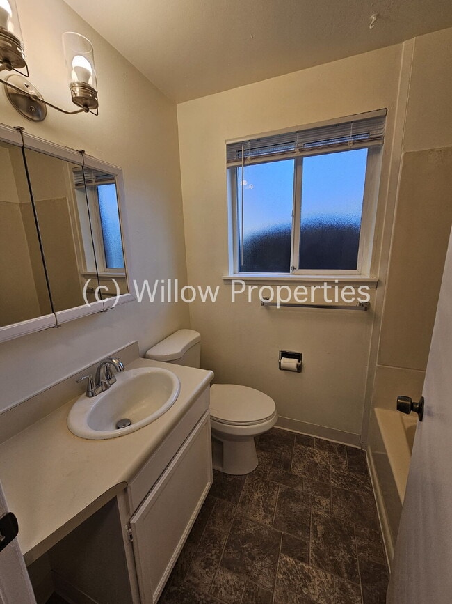 Building Photo - Cozy one bedroom duplex