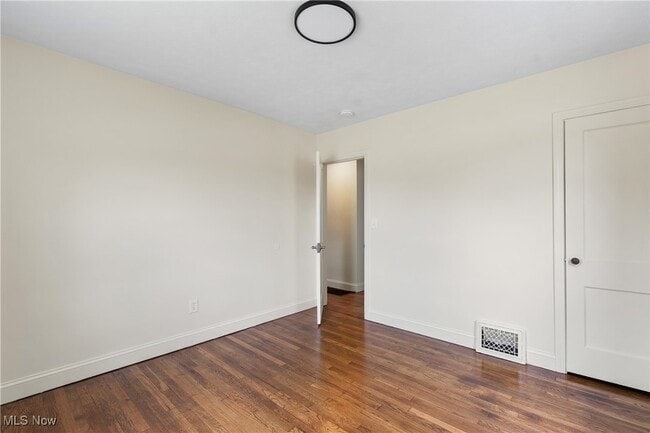 Building Photo - 203 Robinson Ave