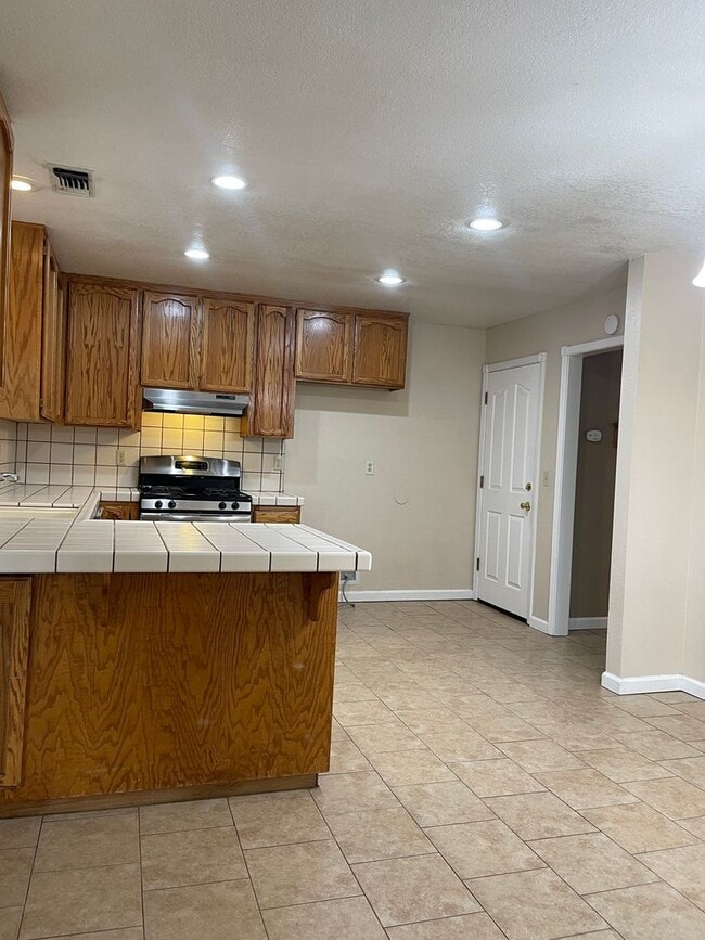 Building Photo - COUNTRY OAKS SUBDIVSION LARGE 3 BED 2 BATH...