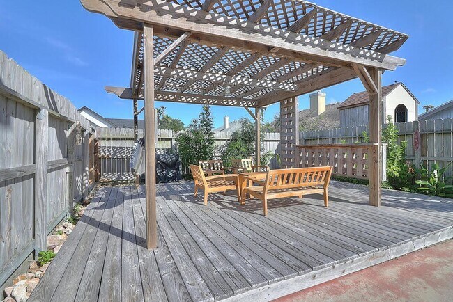 Building Photo - 13809 Suntan Ave