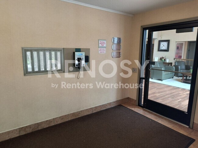 Building Photo - Available Now 2 Bedroom 1 Bath Condo in Fridley