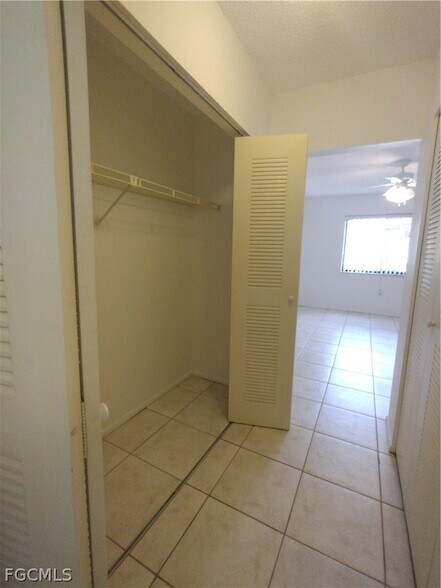 Building Photo - 1069 Villa Dr