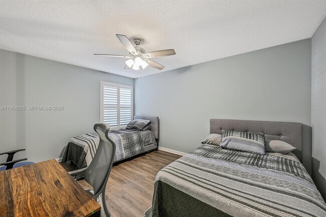 Building Photo - 10733 SW Elsinore Dr