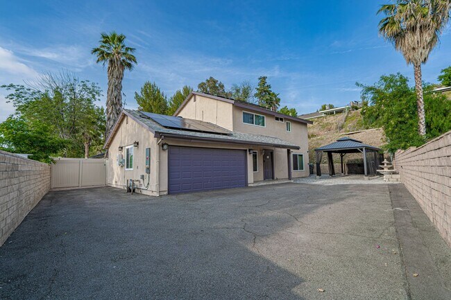 Building Photo - Amazing 6 Bedroom Home for Rent in Canyon Country!