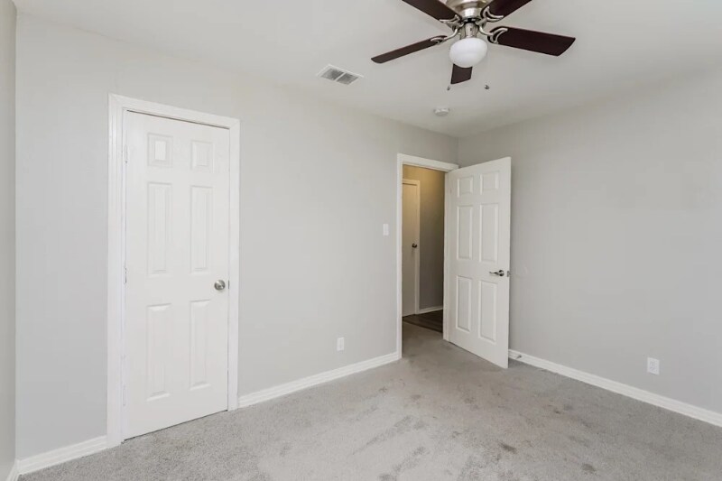 Building Photo - 5111 Royal Dr