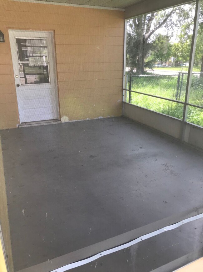 Building Photo - Charming 2 Bedroom Home with Fenced Yard & Screened Patio – Prime Location!