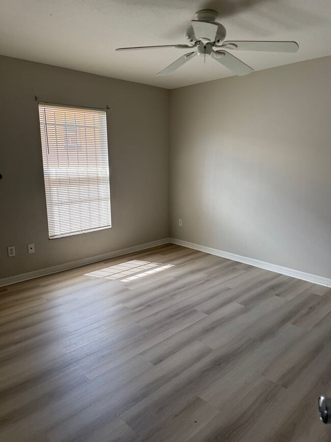 Building Photo - 3 Bed / 1 Bath Unit Available for Rent!