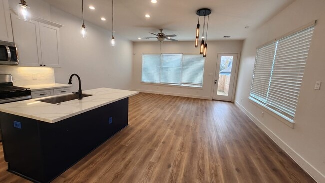 Building Photo - 126 Amundsen St