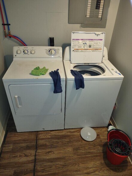 Building Photo - 859 Stewart St