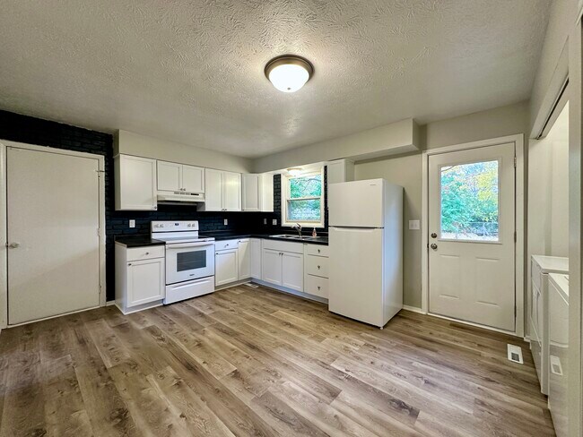 Building Photo - 120 Cavalry Ct