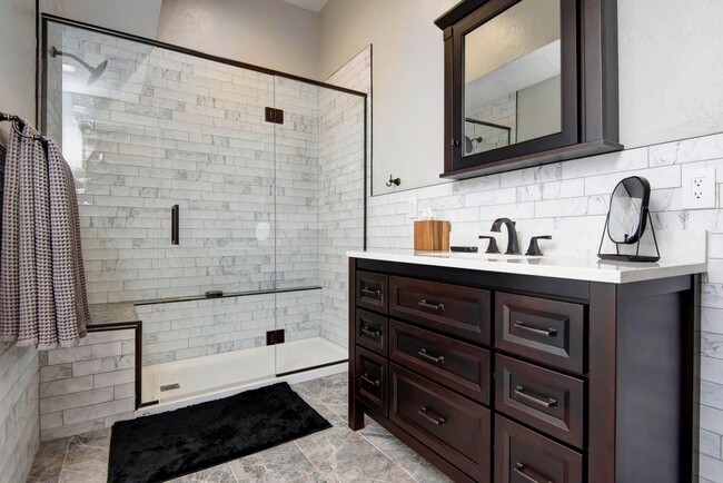 Building Photo - Luxury fully furnished downtown loft 2 bed...