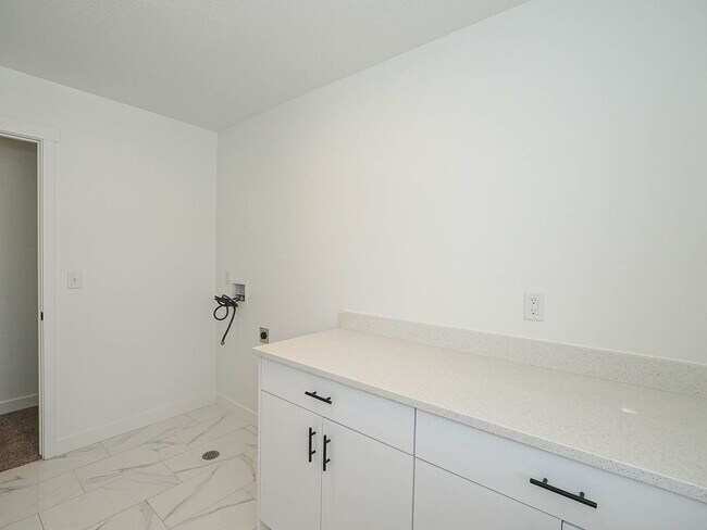 Building Photo - 4 Bedroom, 2.5 bathroom Eagle Mountain Home