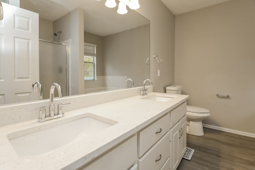 Building Photo - 1030 Sycamore Summit