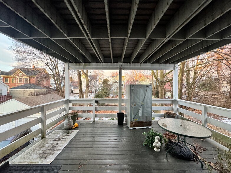 Building Photo - 136 Sharon St