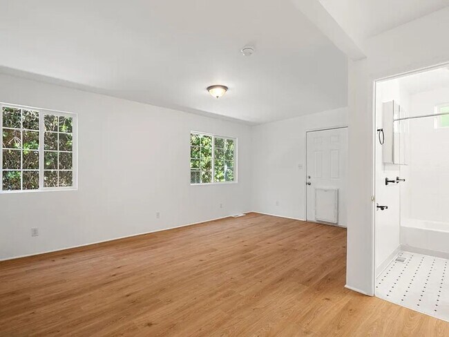 Building Photo - 1044 Manzanita St