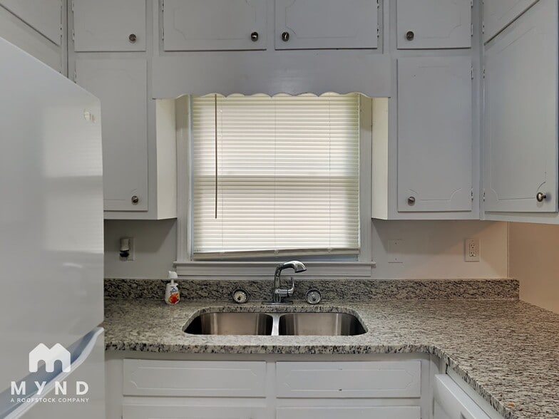 Building Photo - 1836 Hillsway SW