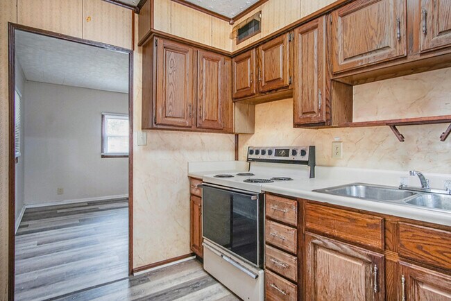 Building Photo - Three bedroom south side retreat