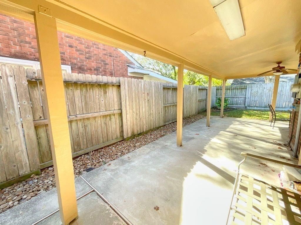 Building Photo - 18083 Holly Forest Dr