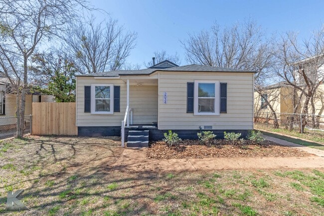 Building Photo - 2 bed 1 bath, New kitchen, new windows!