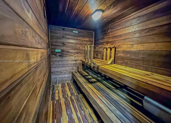 Building Photo - 2030 S Ocean Dr