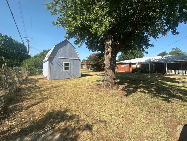 Building Photo - 2524 Eagle Dr