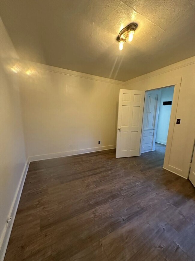 Building Photo - 2024 Darrow Ave