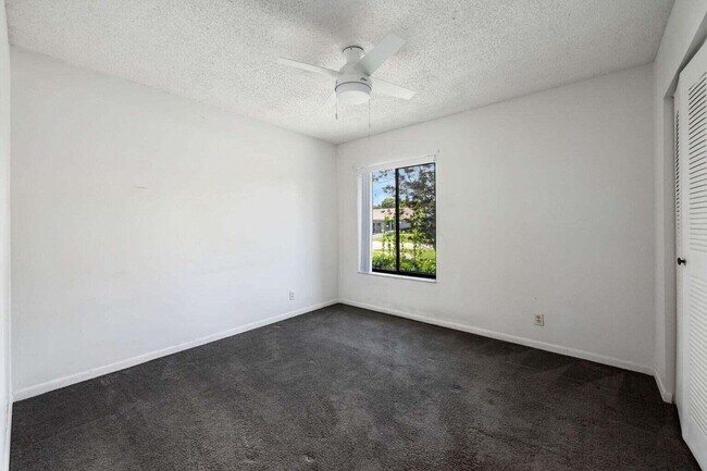 Building Photo - 5621 Teakwood Rd