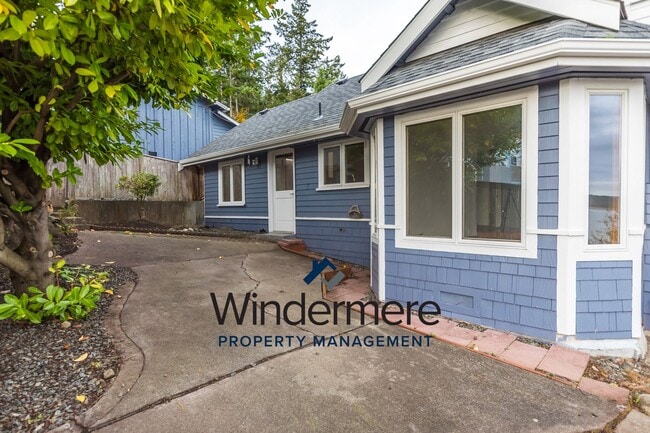 Building Photo - Three Bedroom, Two Bath Waterview