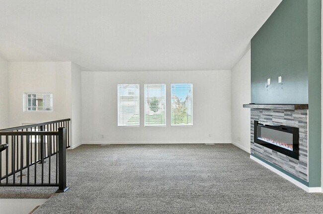 Building Photo - Near Lake Flanagan