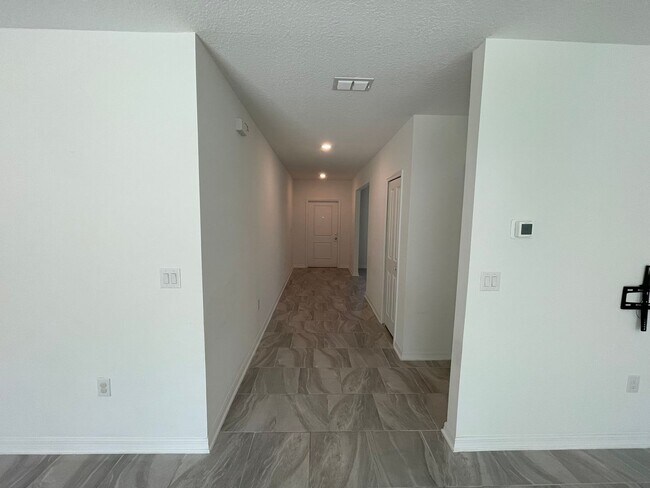 Building Photo - 4 Bedroom 2.5 Bathroom home located in Preserves at LPGA