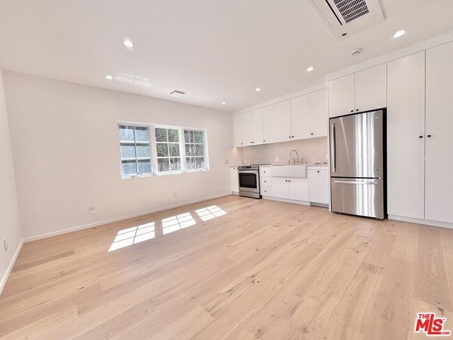 Building Photo - 1979 N Kenmore Ave