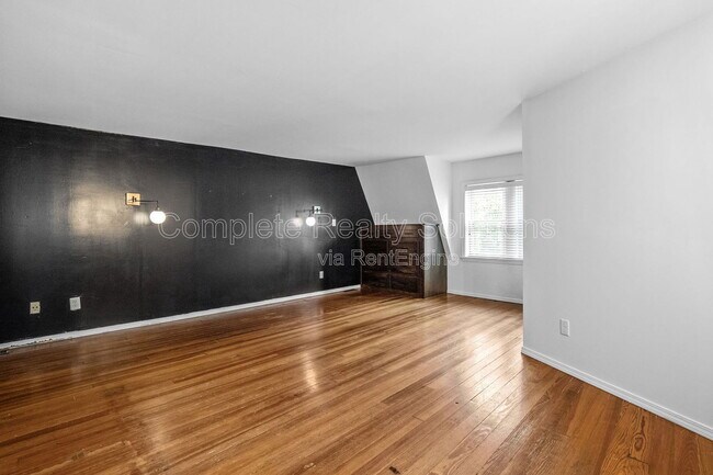 Building Photo - 2106 Cherokee St