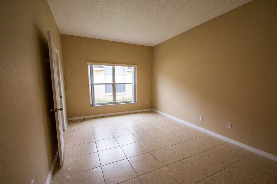 Building Photo - 421 Lockbreeze Dr