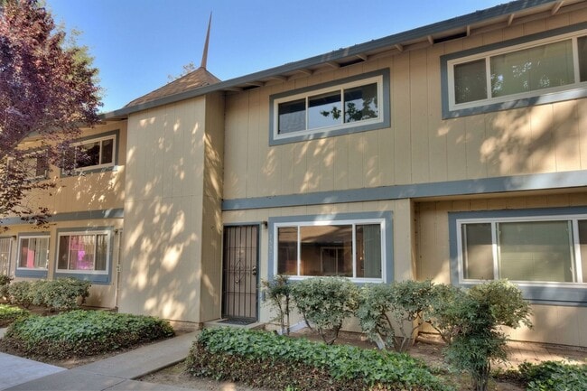 Building Photo - Modern 2-Bedroom Townhome in Peaceful Redwood Community