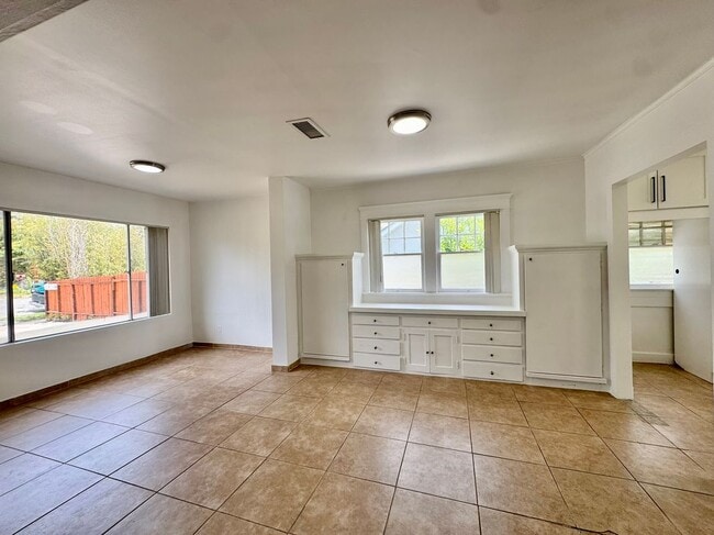 Building Photo - 1554 E Woodbury Rd